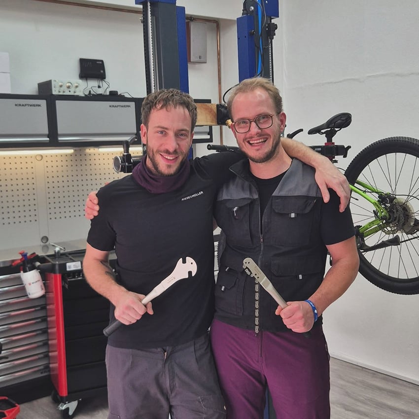 Auf dem Bild ist das Team von FIXBIKE abgebildet. Das sind Marcel und Maxim.